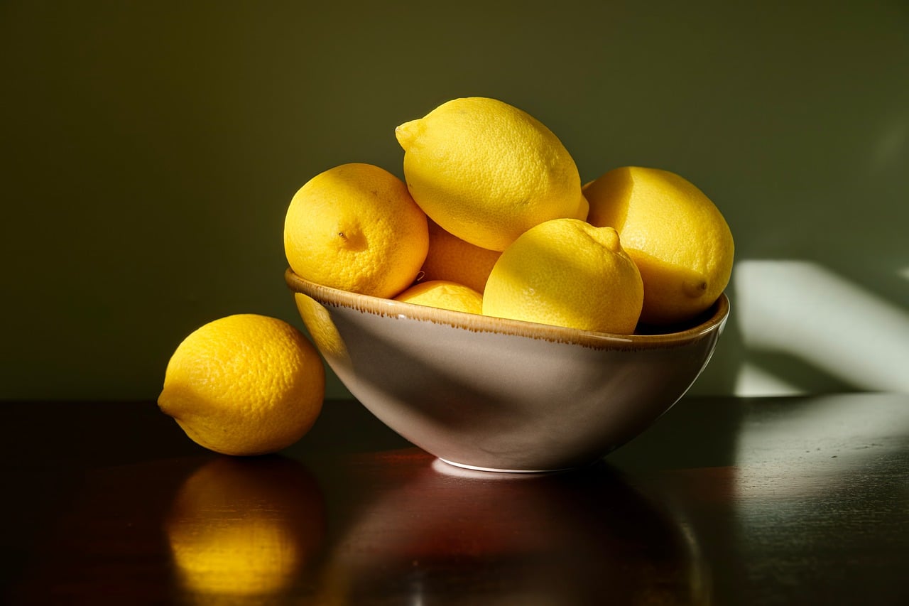 Bodegón de fruta sobre una mesa con luz lateral suave