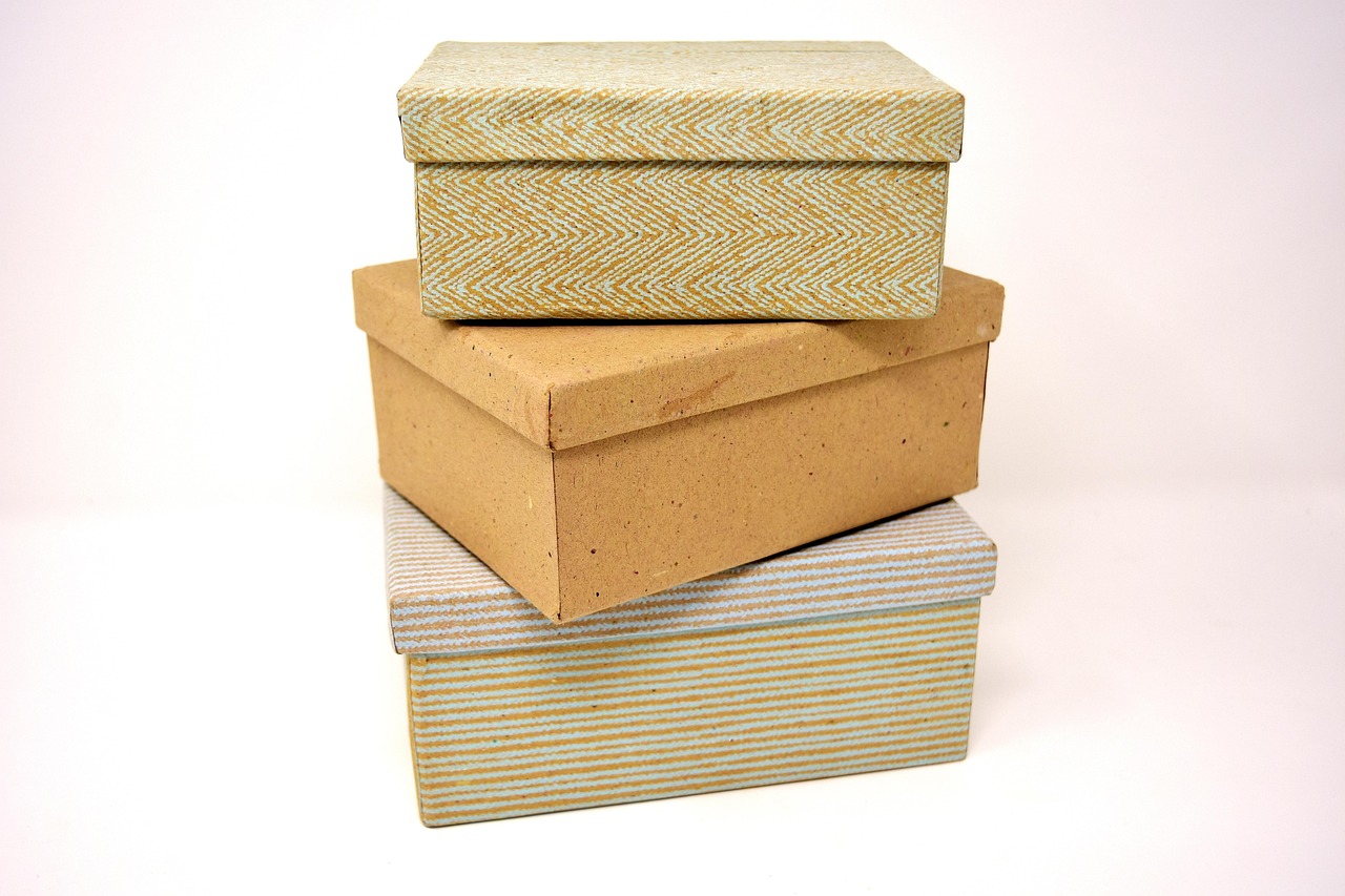 Cajas de cartón apiladas sobre una mesa