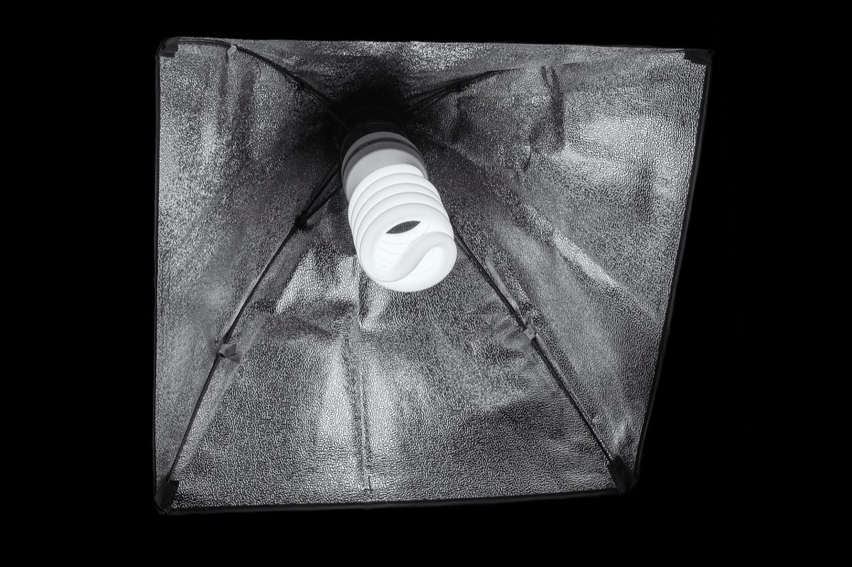 Bombilla LED encendida sobre fondo oscuro
