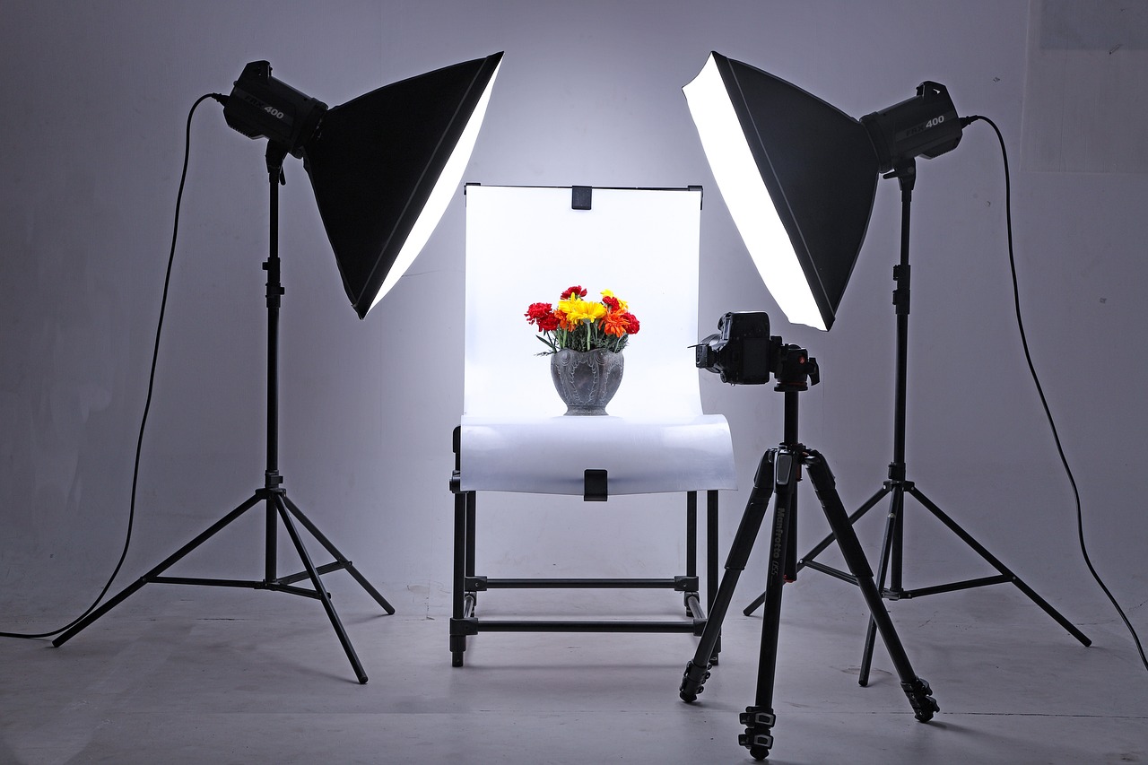 Set de estudio con dos ventanas de luz apuntando a un jarrón con flores