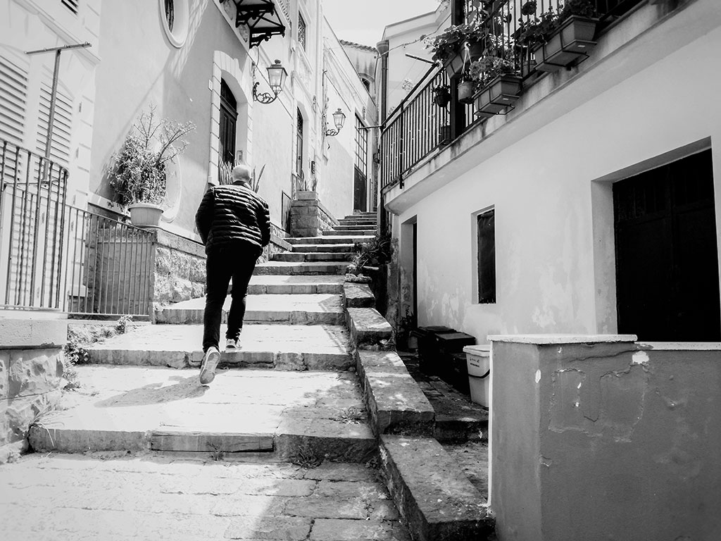 Fotografía callejera con contraluz y siluetas en ambiente urbano