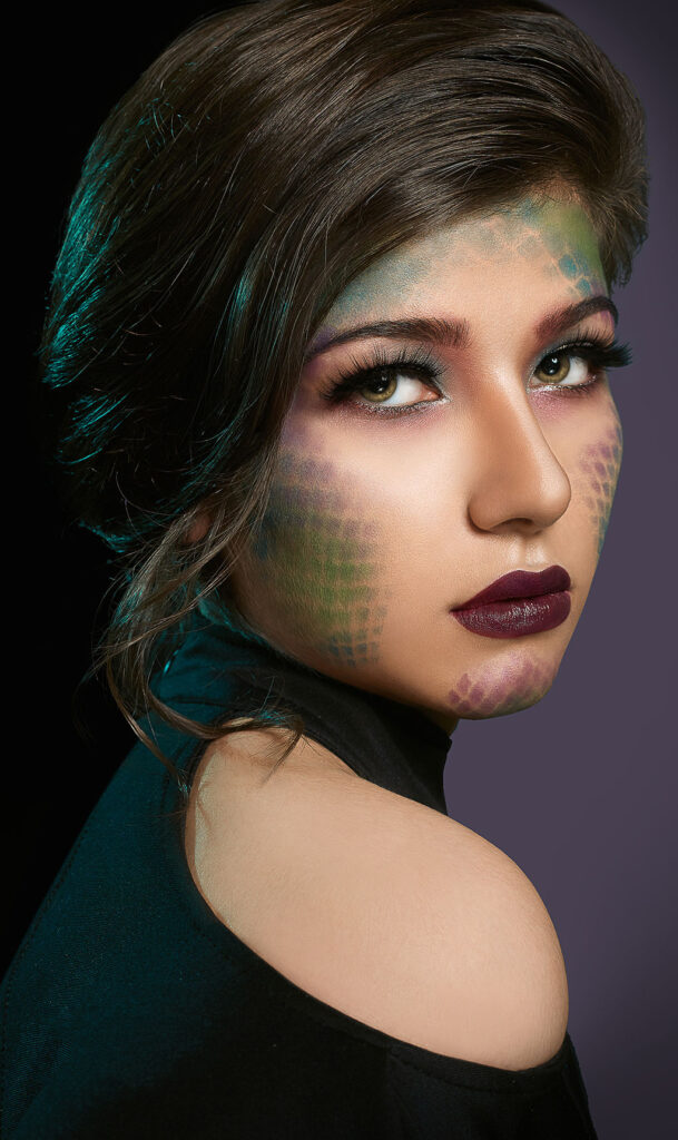 Fotografía de moda editorial con iluminación dramática y dirección artística