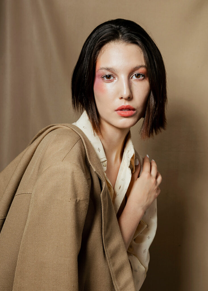 Fotografía editorial de retrato con luz suave envolvente y dirección de modelo en estudio