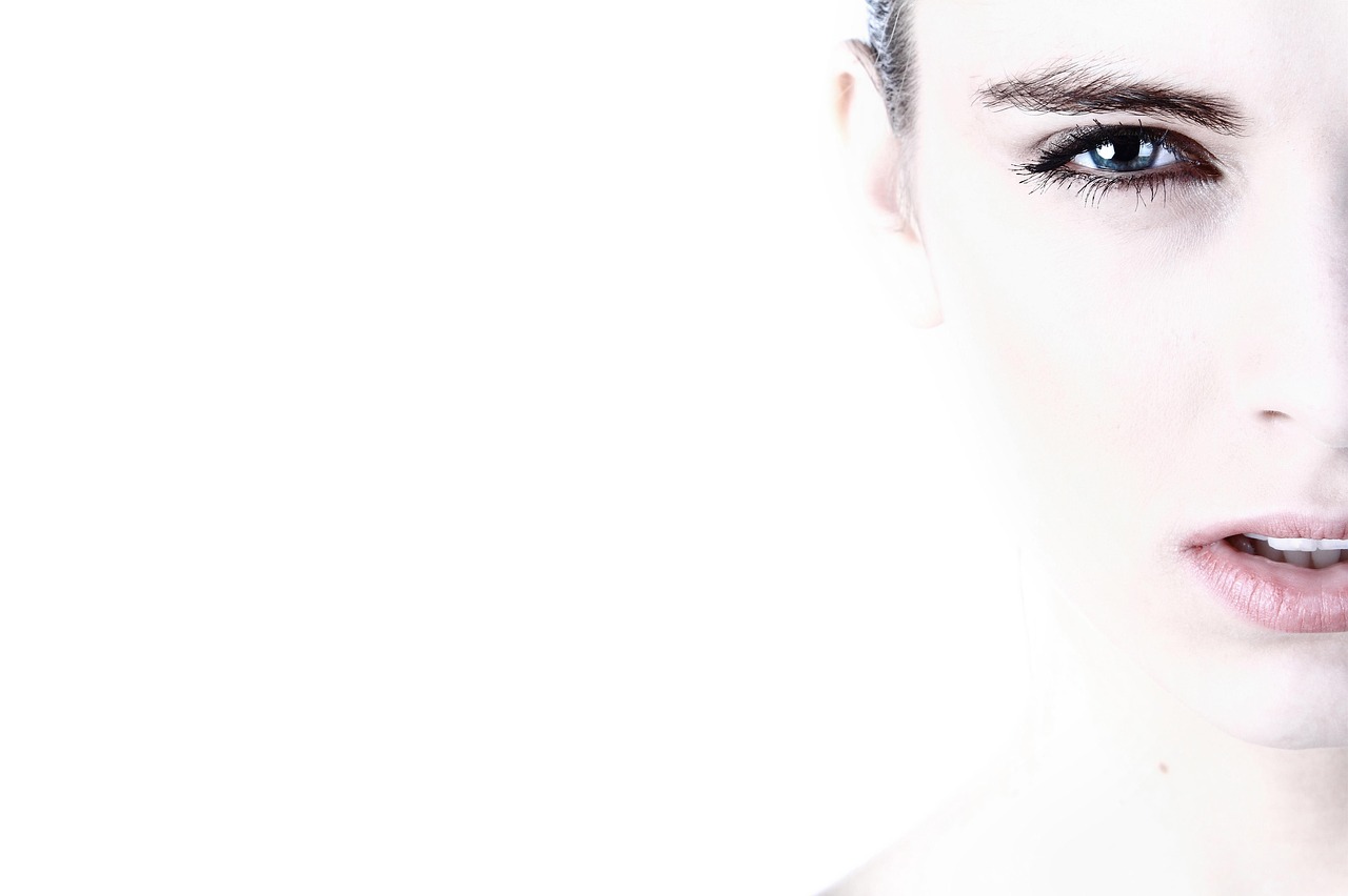 Retrato de una mujer sobre fondo claro de estudio
