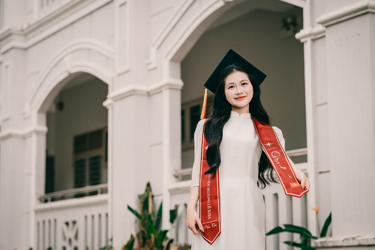 Estudiantes con toga en una ceremonia de graduación