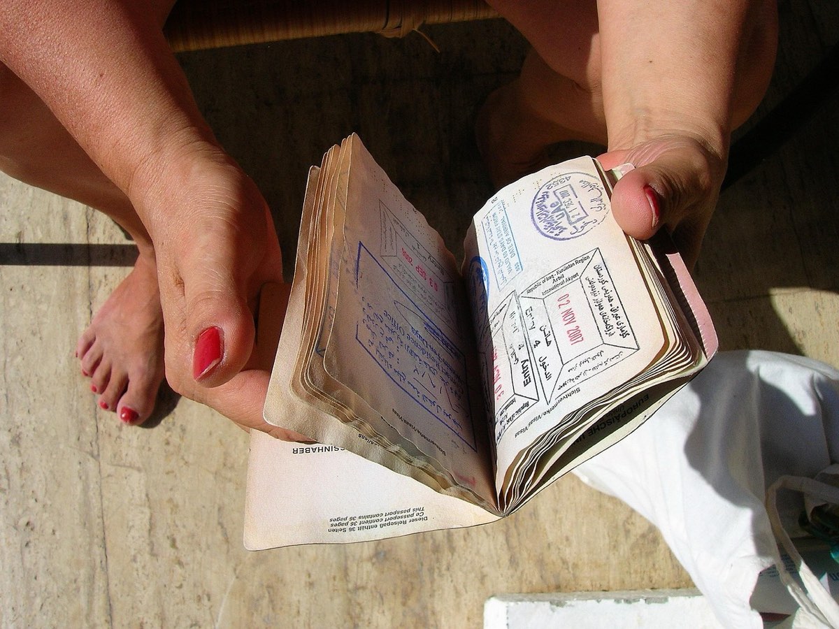 Pasaporte abierto con sellos de visado