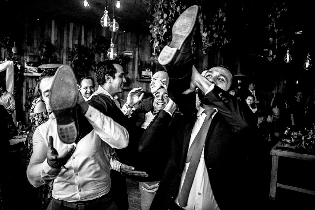 Fotografía de boda con luz ambiental y teleobjetivo para capturar emociones sin intervenir
