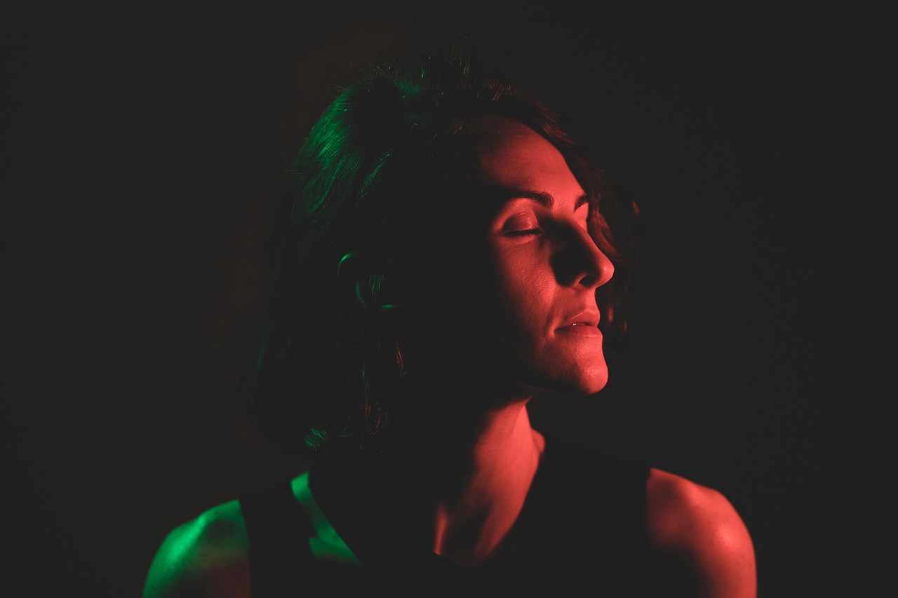 Producto iluminado sobre fondo limpio de estudio