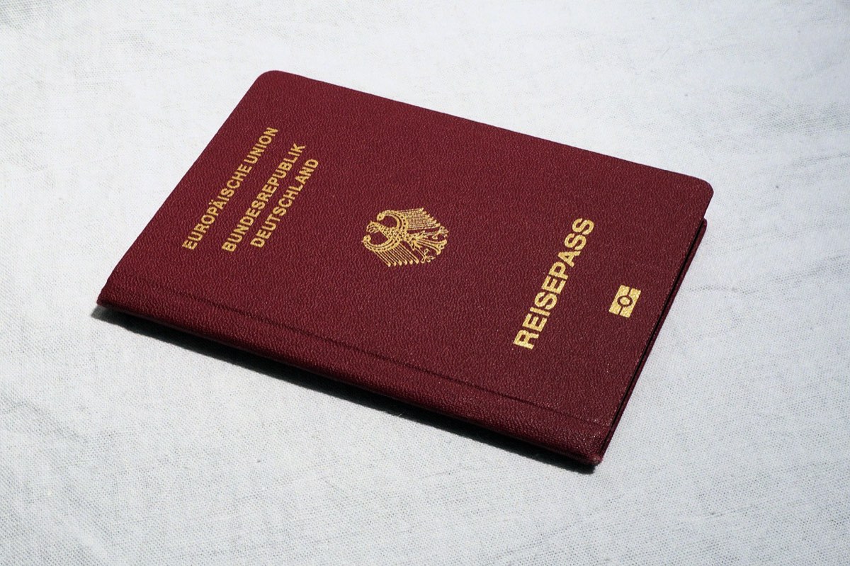 Pasaporte y documentos de viaje sobre una mesa