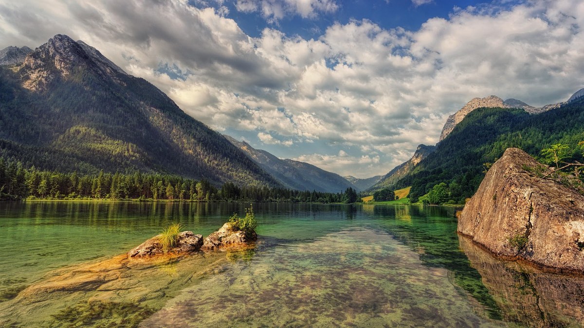 Lago alpino rodeado de montañas