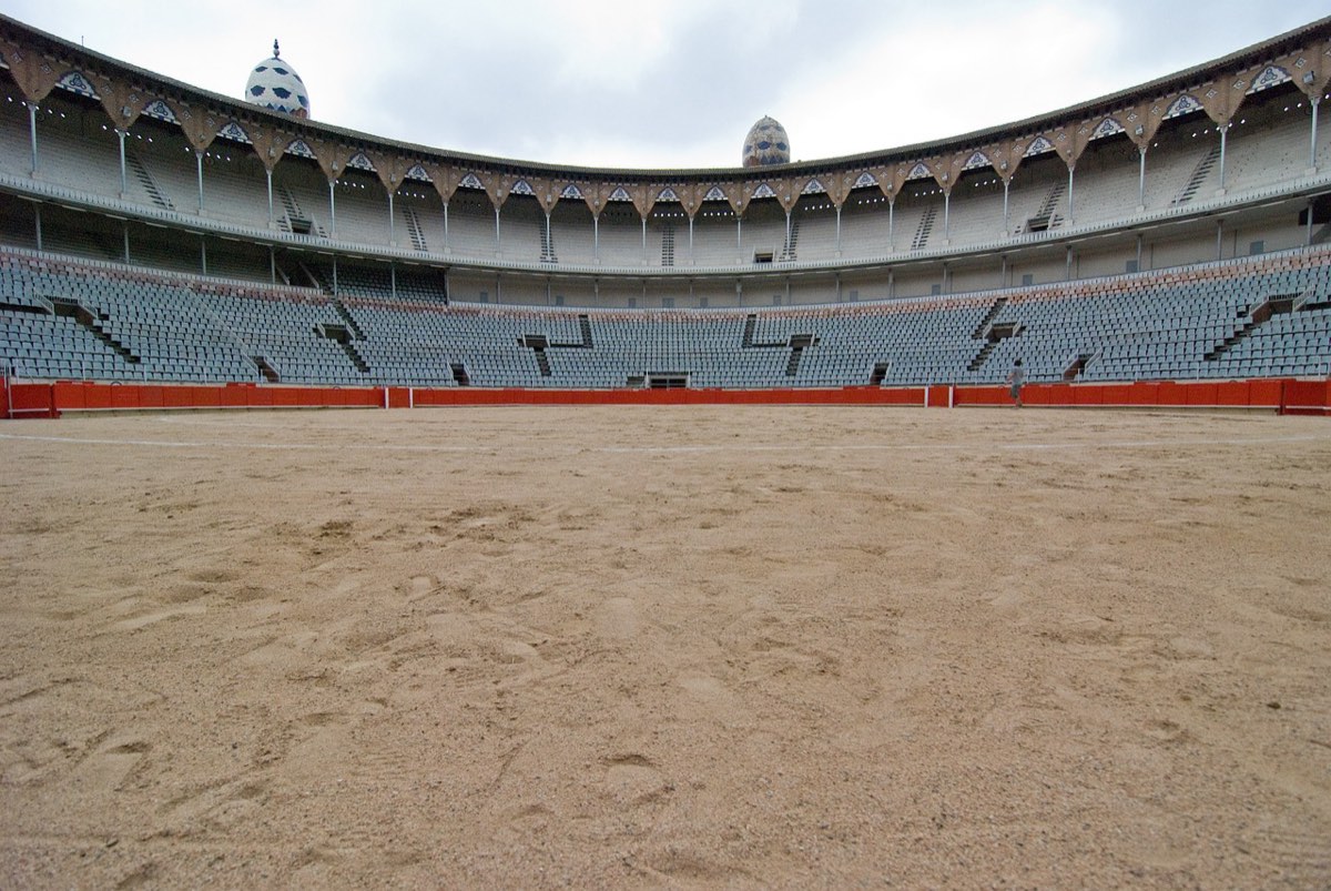 Plaza de toros vacía fotografiada desde el ruedo con gran angular