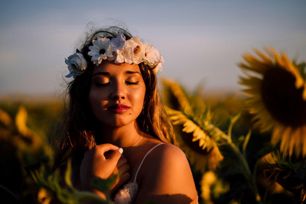 Fotografía con luz natural dura de mediodía que crea sombras marcadas y contraste gráfico