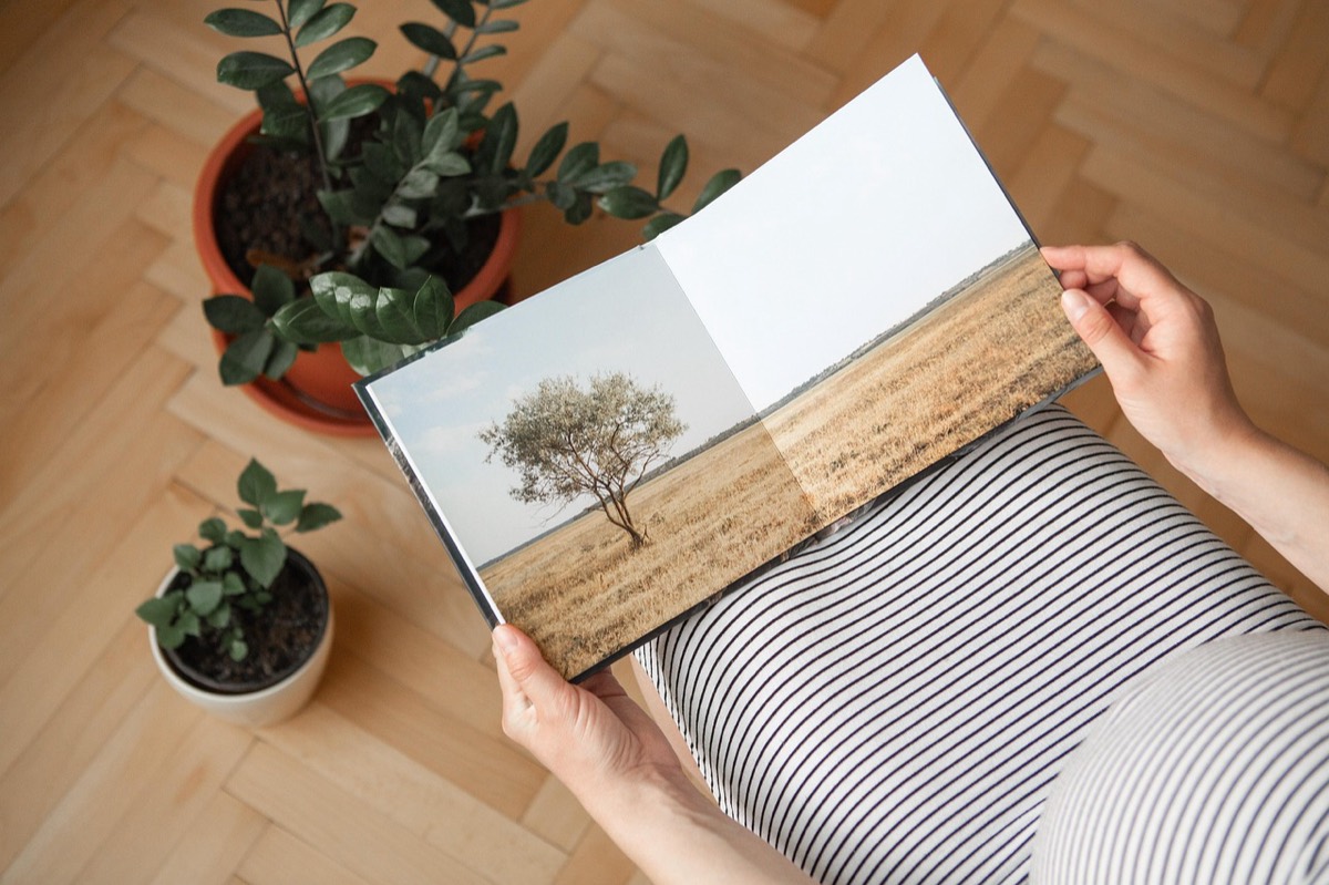 Libro de fotografía impreso abierto sobre una mesa