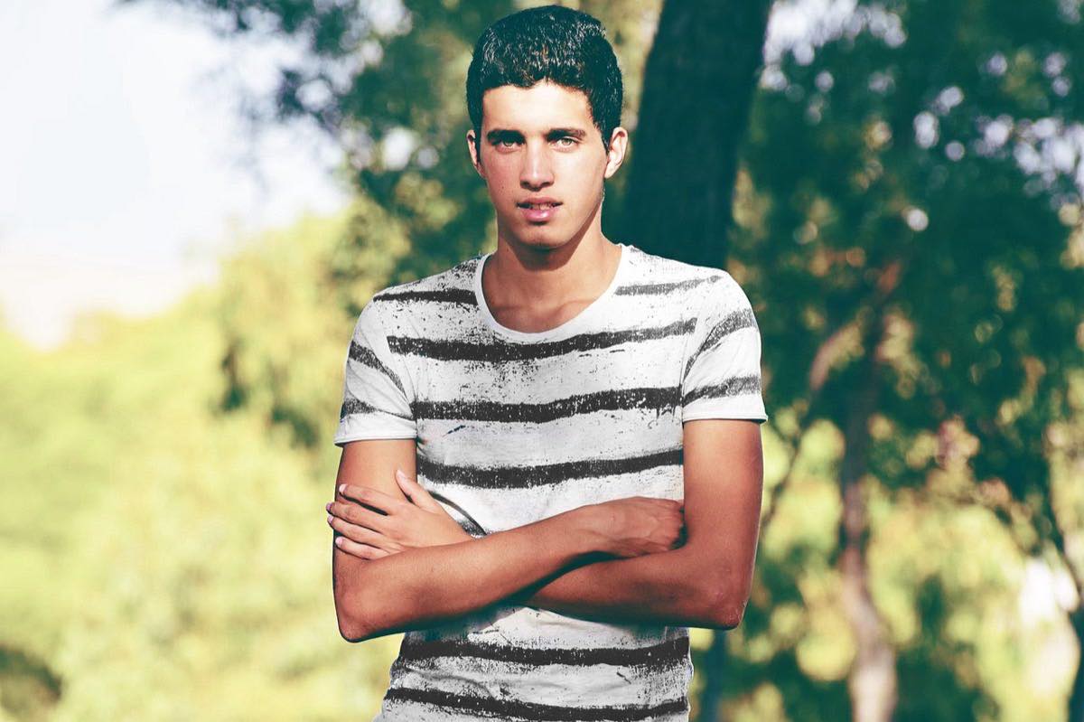 Retrato masculino de pie con postura relajada