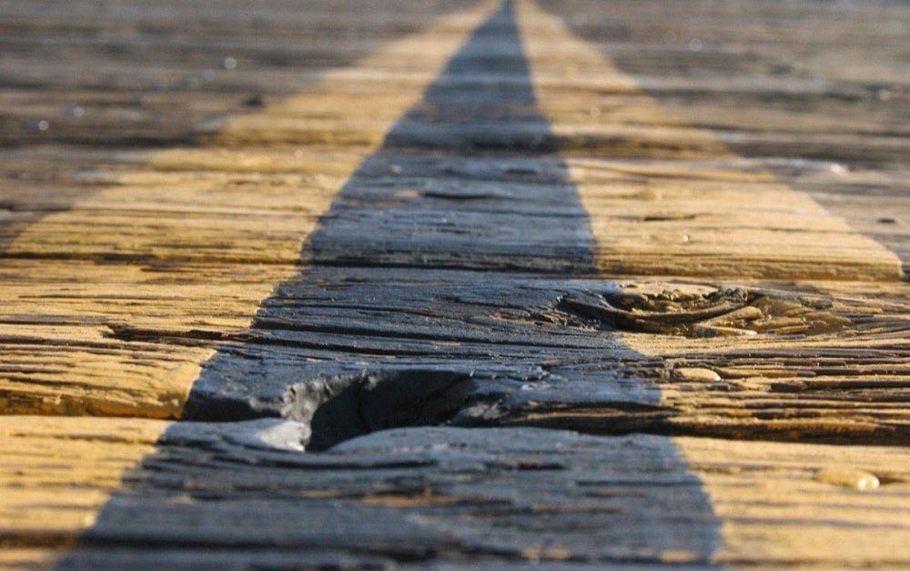 Carretera recta cuyas líneas convergen en el horizonte
