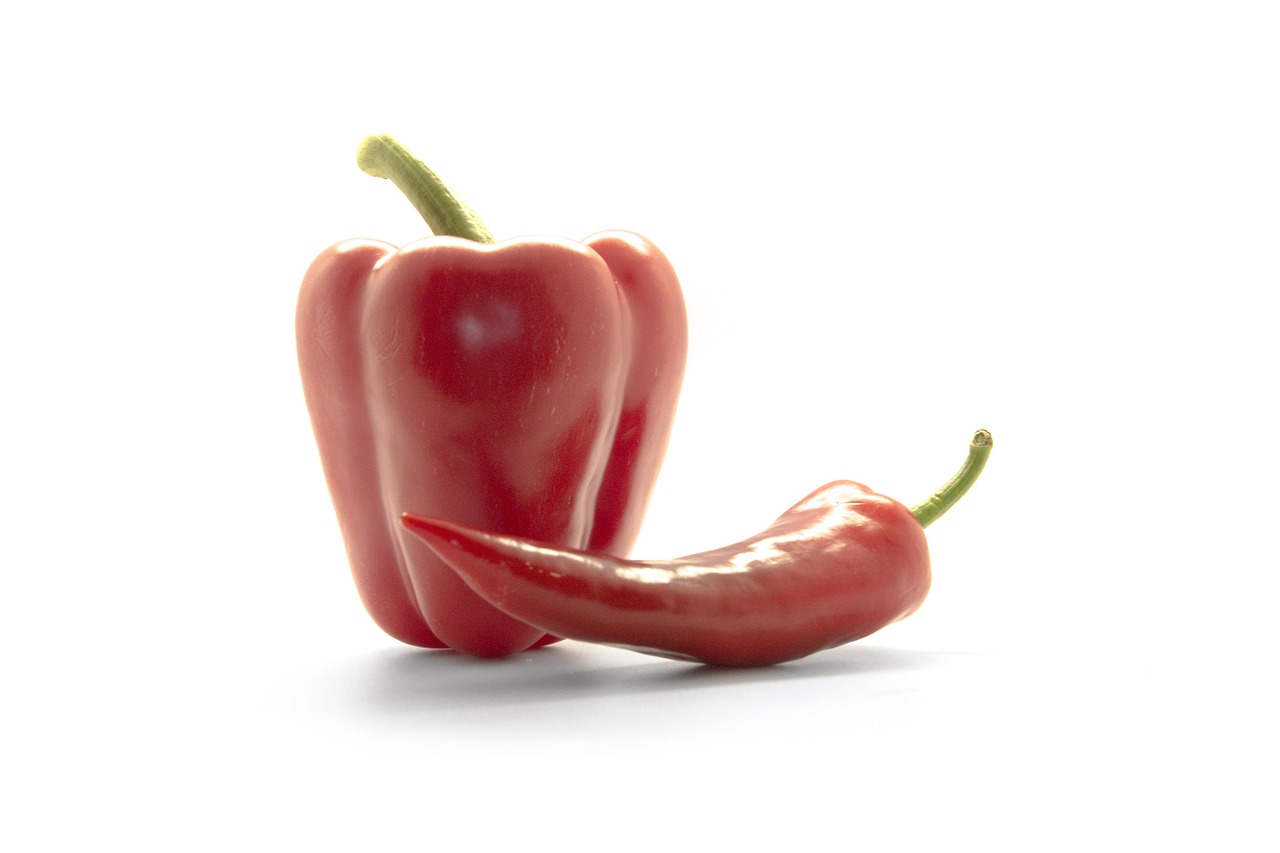 Pimientos rojos recortados sobre fondo blanco