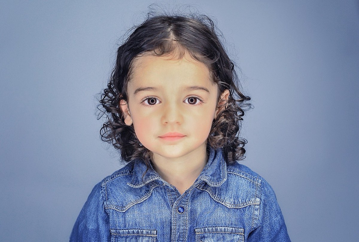 Retrato de una niña de pelo rizado con luz suave