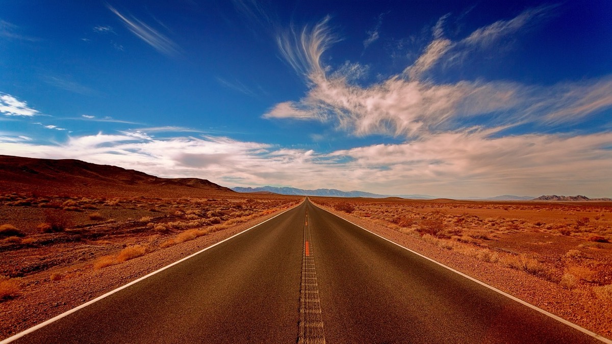 Carretera recta que se pierde en el horizonte del desierto