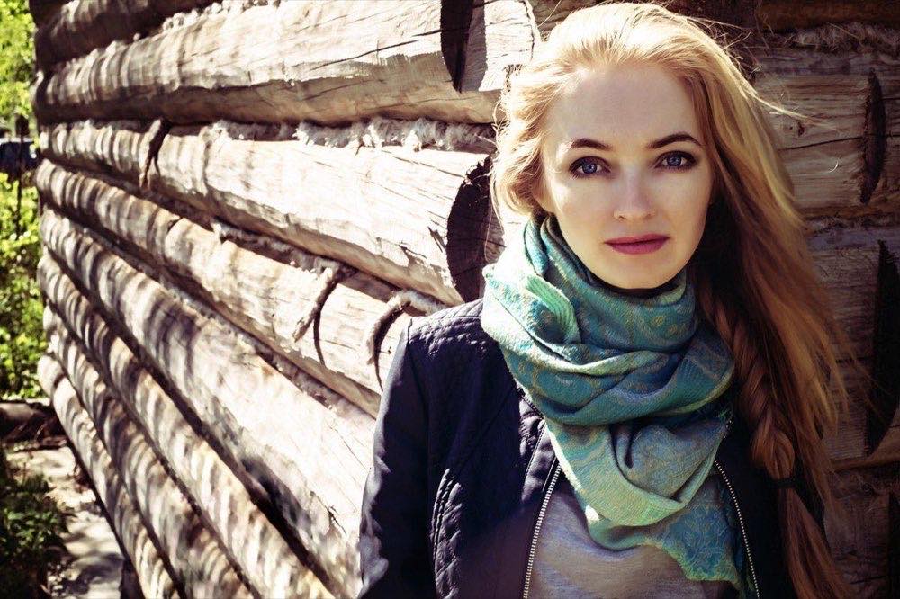 young woman, sun, house, portrait