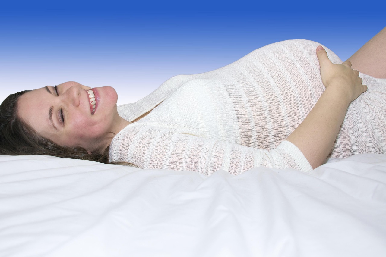 Mujer embarazada sosteniendo su vientre