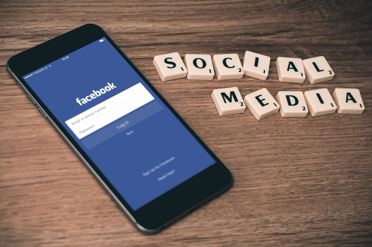 Teléfono móvil con iconos de redes sociales