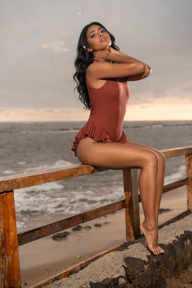 Muestra de poses de Poses en Bikini: Sentada en la arena