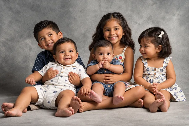 Muestra de poses de Poses de Familia y Grupos: Familia de pie