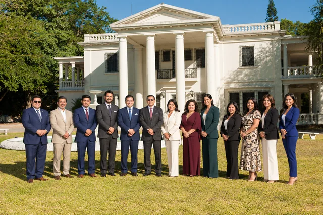 Muestra de poses de Poses de Familia y Grupos: Grupo mediano