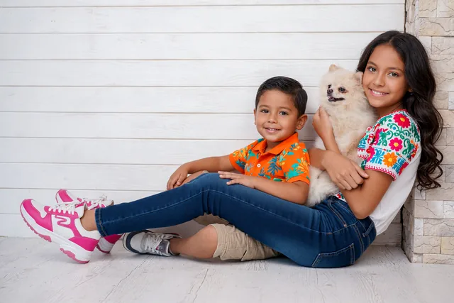 Muestra de poses de Poses para Niños y Adolescentes: Hermanos y grupo