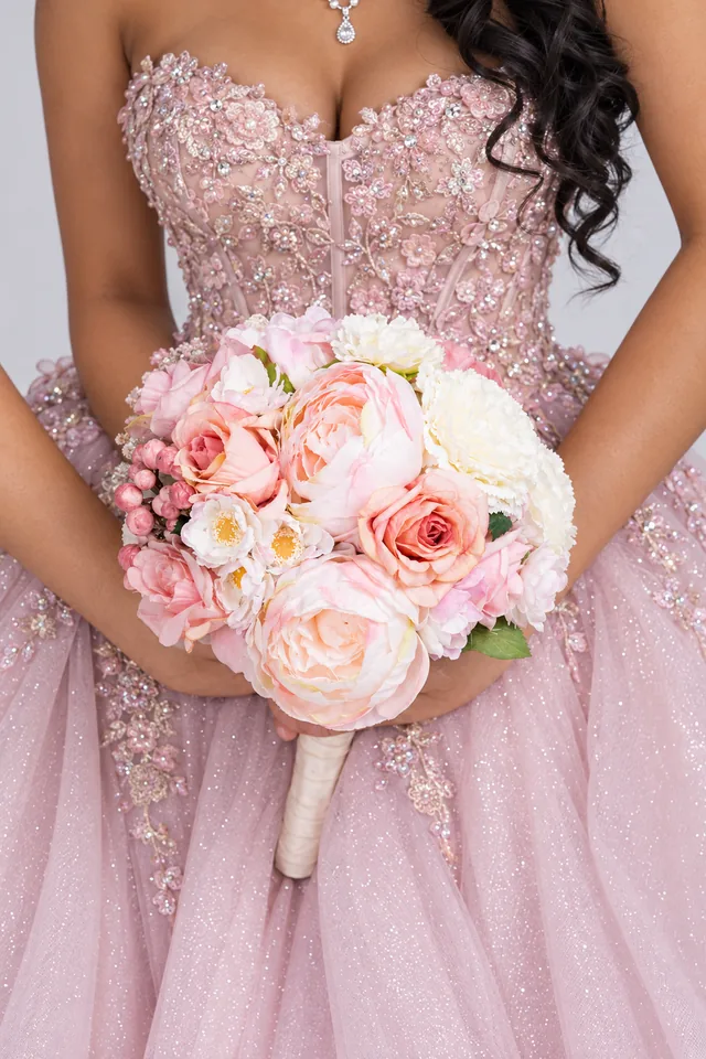 Muestra de poses de Poses de Quinceañera: Con flores y ramo