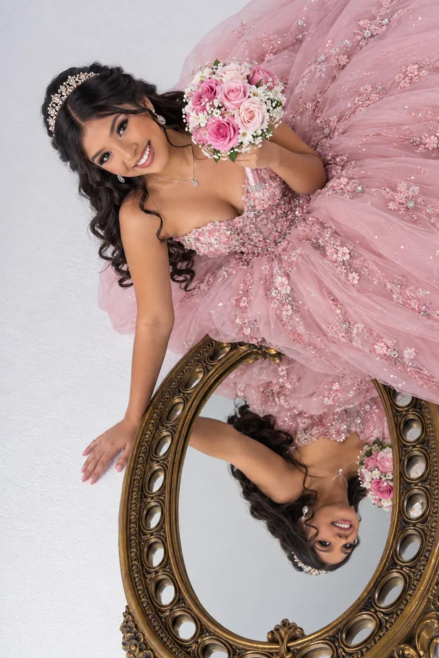 Muestra de poses de Poses de Quinceañera: Con apoyo