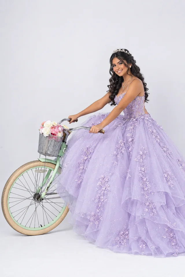 Muestra de poses de Poses de Quinceañera: Con elementos